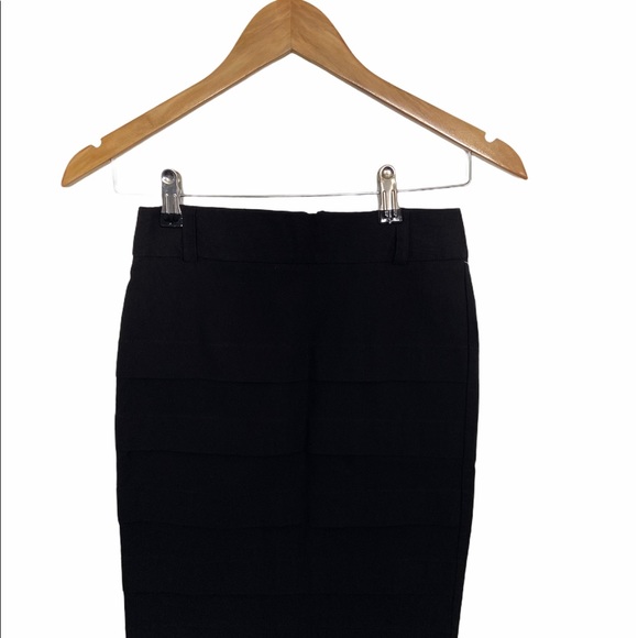 B Wear Black horizontal pleated skirt, size 0 - Picture 2 of 7